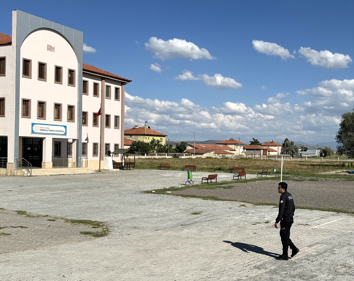 Aksaray'da sınıf öğretmeni okulun bahçesinde sopayla darbedildi