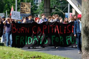 KÖLN (AA) – Almanya'da çevre örgütü "Fridays for Future" üyeleri,