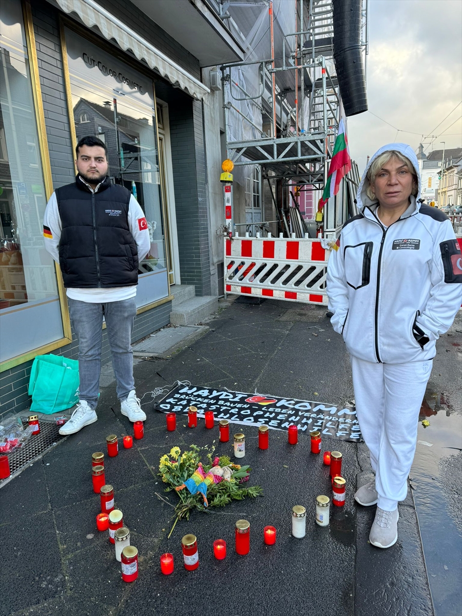 Almanya'da ırkçı şarkı söyleyenlere tepkiler sürüyor