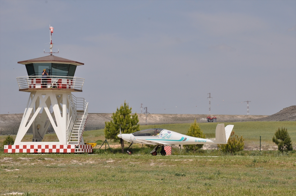 Almanya'dan 15 sportif uçakla Türkiye turuna çıkan pilotlar Eskişehir'e geldi