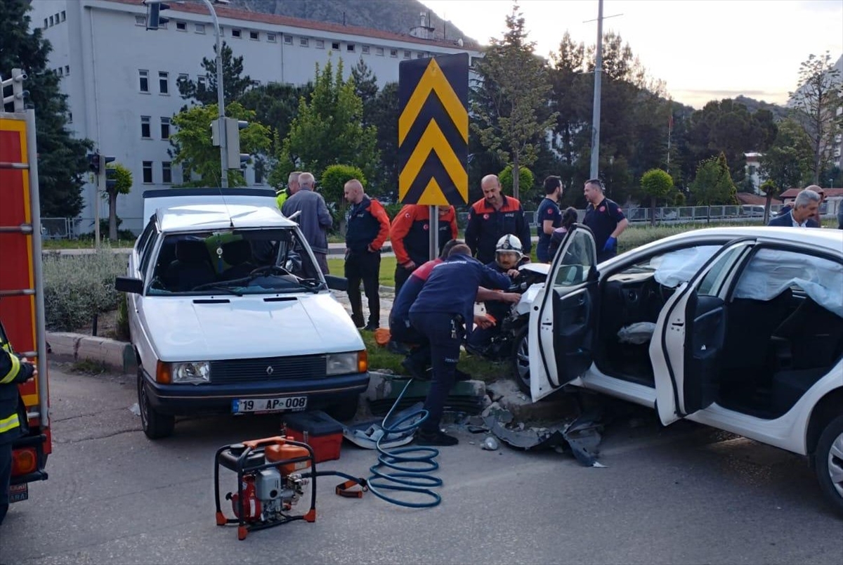 Amasya'da iki otomobil çarpıştı, 5 kişi yaralandı