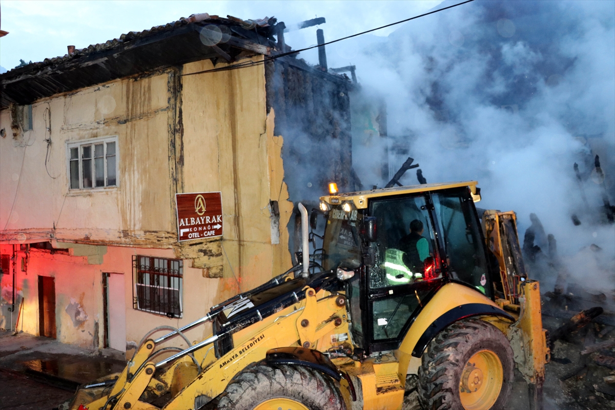 Amasya'da tarihi konakta çıkan yangın söndürüldü