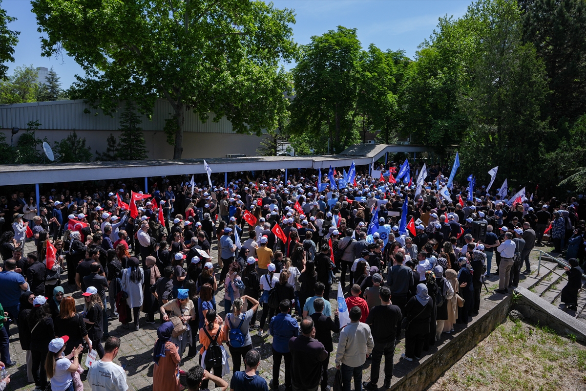 ANKARA (AA) – Başkentte bazı öğretmenler, Eyüpsultan'da özel bir lisenin
