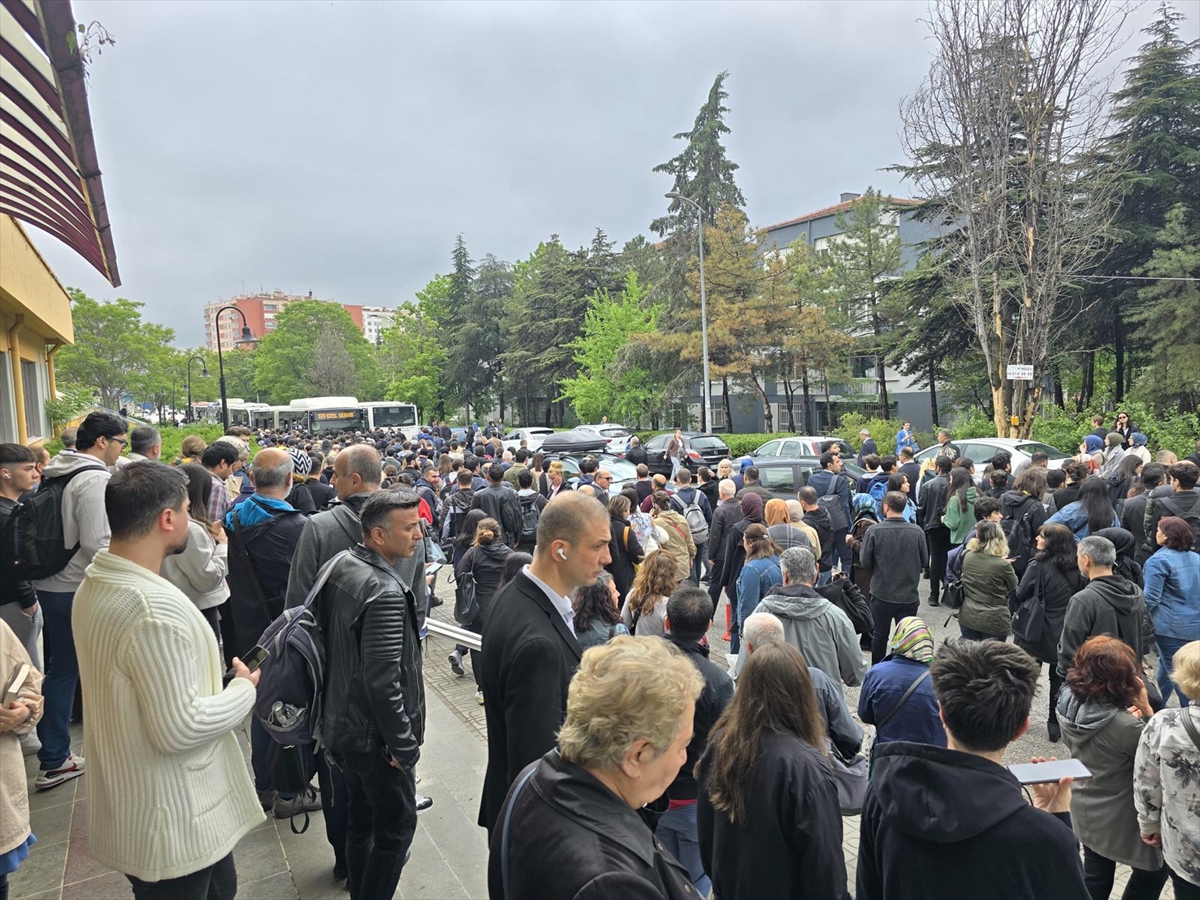 Başkentte kuvvetli yağış nedeniyle metro seferlerinde aksama yaşandı