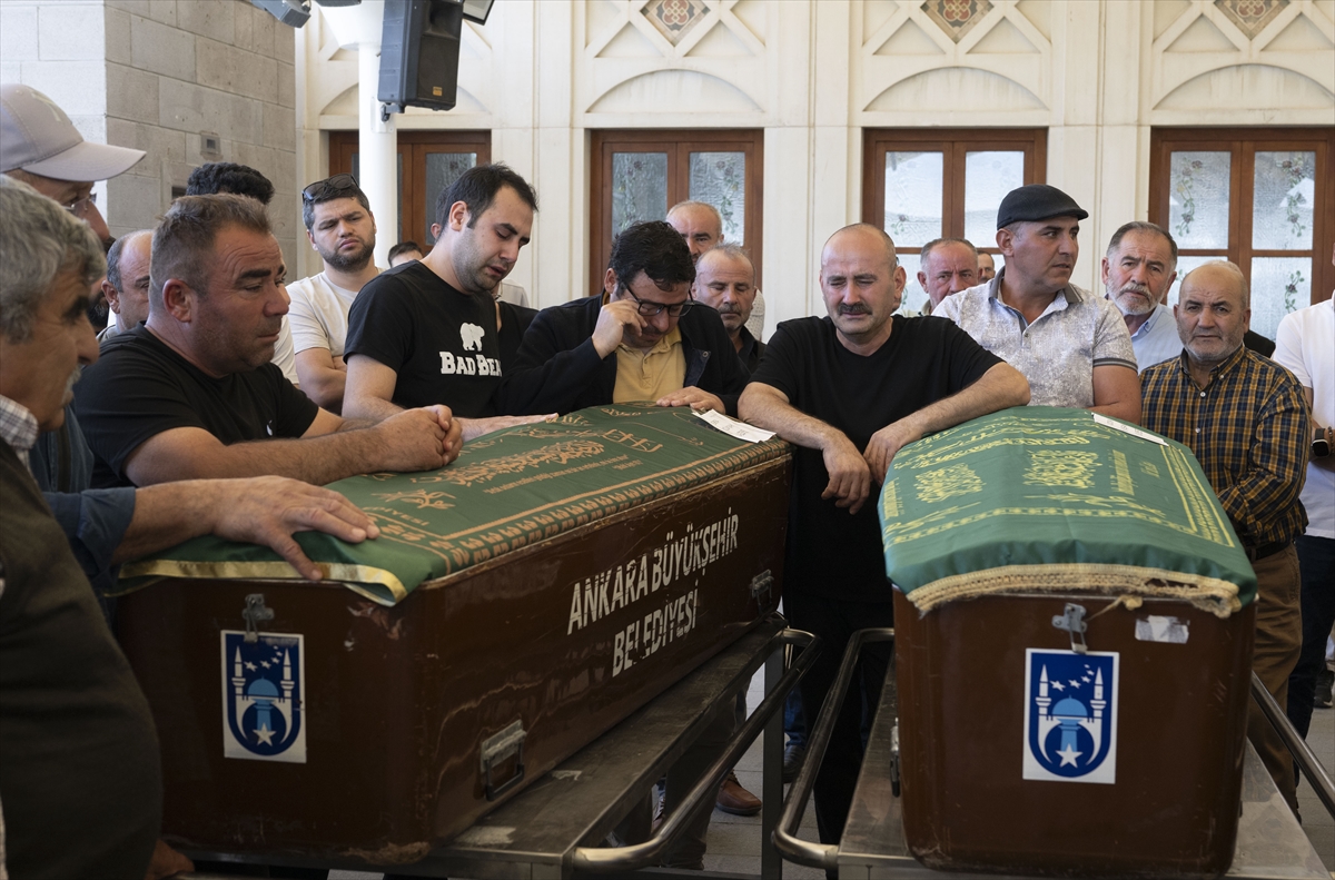 Ankara'da üzerlerine inşaat kalıbı düşmesi sonucu ölen baba ve oğlu defnedildi