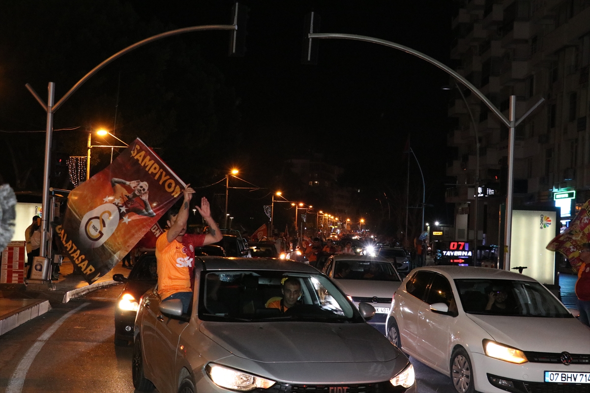 Antalya ve çevre illerde Galatasaray taraftarları şampiyonluğu kutladı