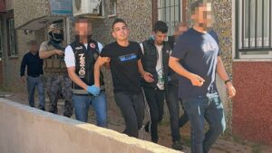 ANTALYA (AA) – Antalya'da 450 polisin katılımıyla, 25 adrese düzenlenen
