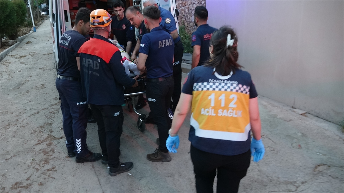 Antalya'da falezlerden düşen genç kız yaralandı