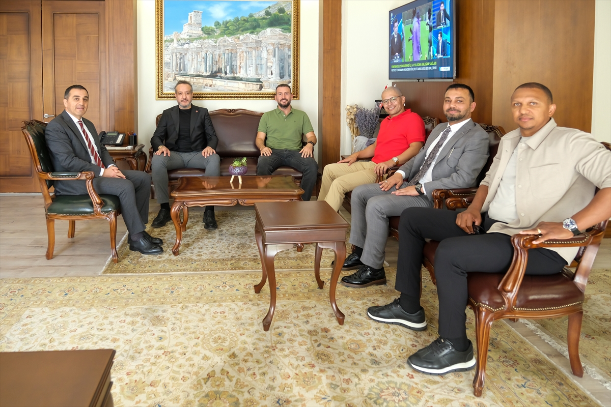 Antalyaspor Başkanı Sinan Boztepe ile teknik direktör Alex'ten Burdur Valiliğine ziyaret