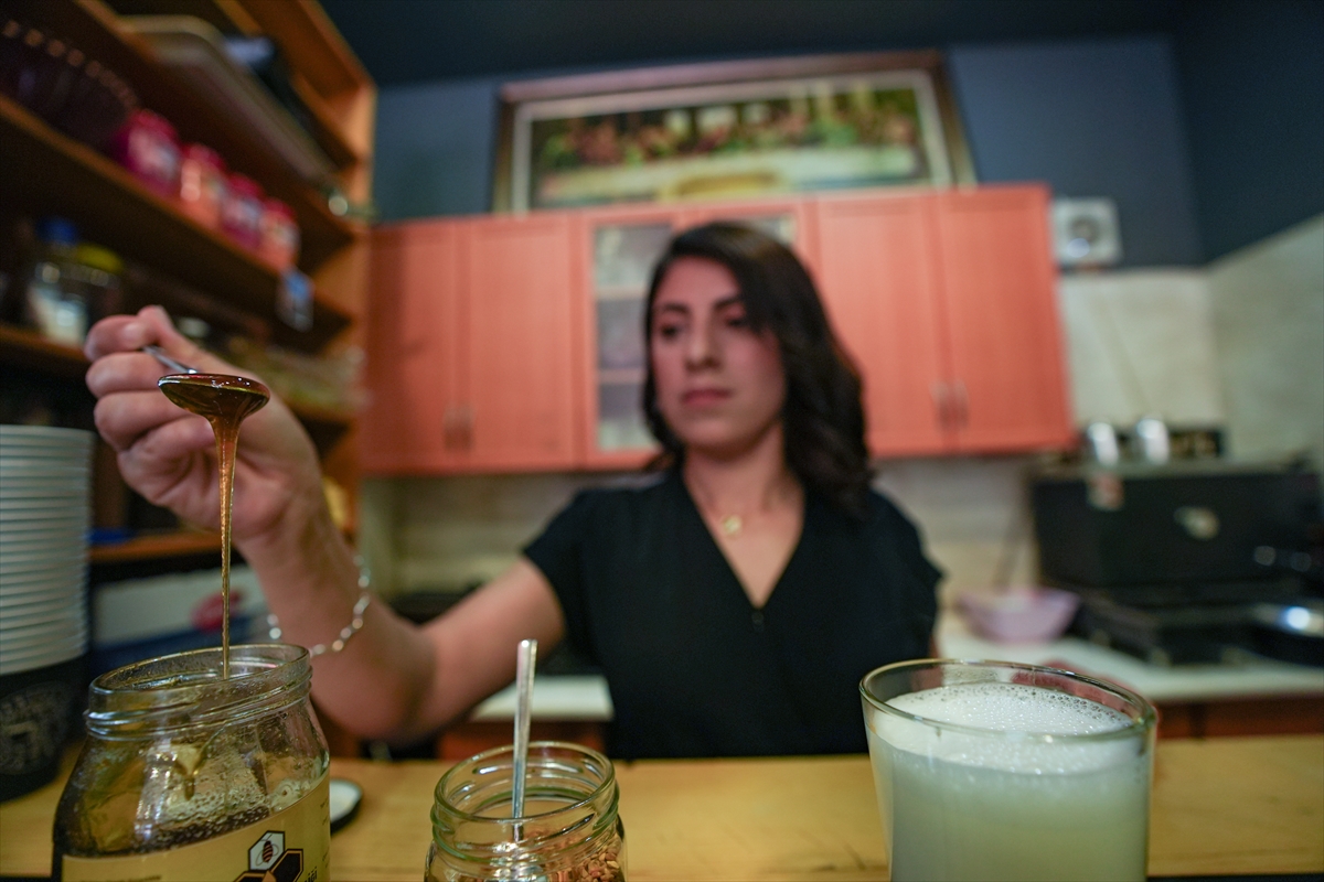 Arıcılık yapan kadın girişimci ürünleriyle hazırladığı içecekleri kafesinde servis ediyor