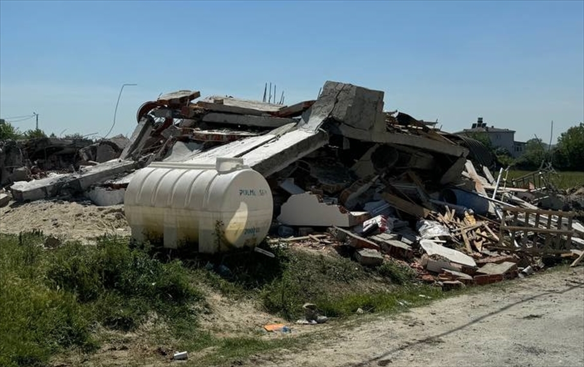 Arnavutköy’de kaçak yapıların yıkımı sırasında gerginlik yaşandı