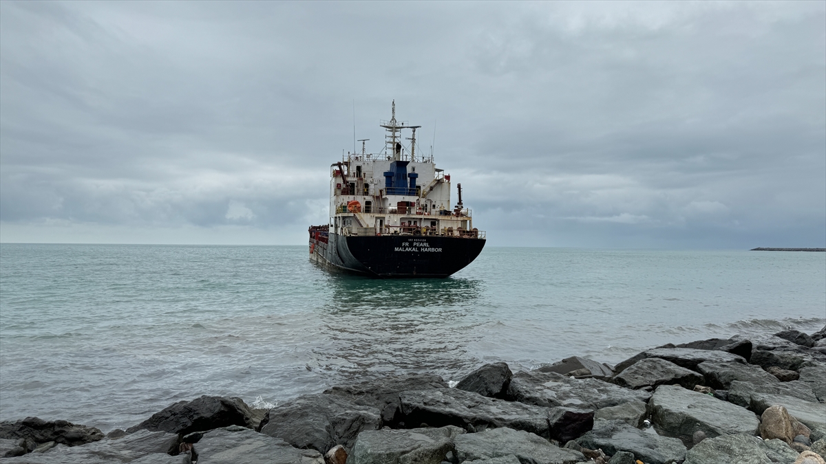 Artvin'de karaya oturan yük gemisini limana çekme çalışmaları tamamlanamadı