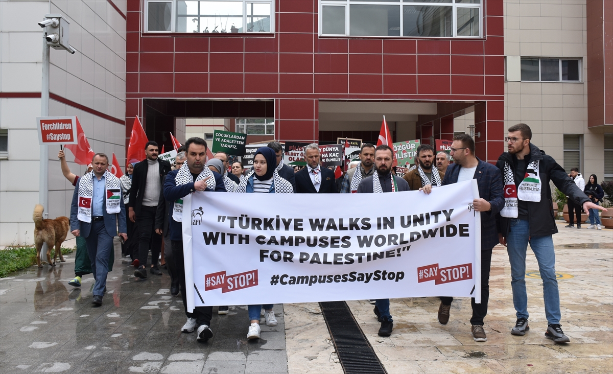 Artvin'de üniversite öğrencileri İsrail'in Gazze'ye yönelik saldırılarını protesto etti