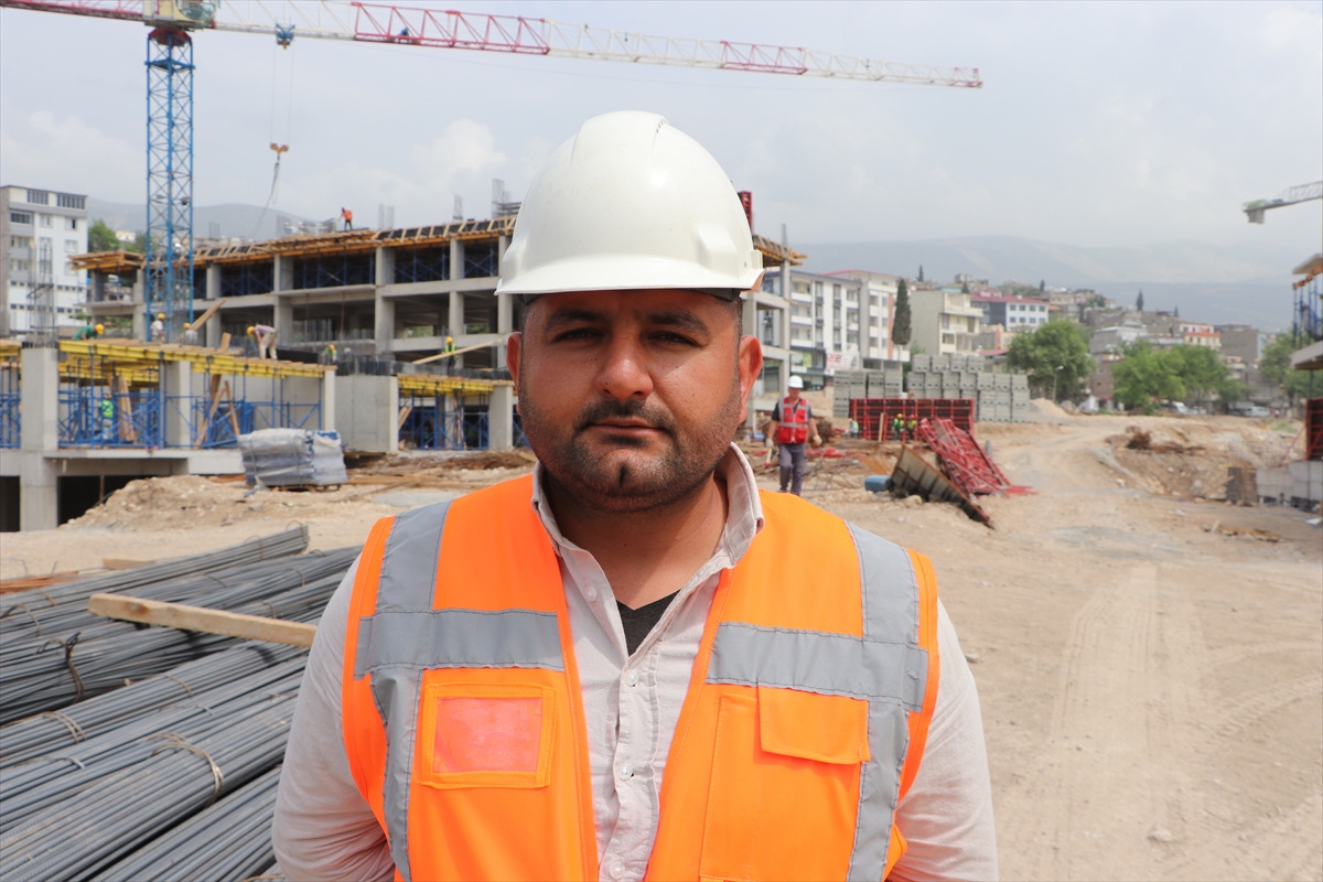 “Asrın felaketi”nin merkez üssünde inşaat işçileri 1 Mayıs'ı çalışarak geçiriyor