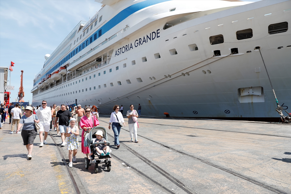 “Astoria Grande” kruvaziyeri 998 yolcusuyla Samsun Limanı'na demirledi