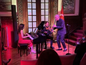 - "Ege Esintileri" isimleri konserde, Türk piyanist Nazlı Hacıalioğlu ve