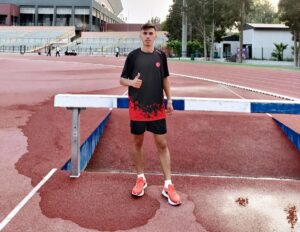 - 3000 metre engellide 20 yaş altı Türkiye rekoru kıran