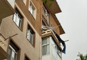 İSTANBUL (AA) – Avcılar'da, balkonu çöken 36 dairenin bulunduğu 6