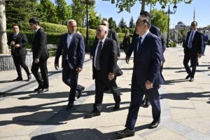 ANKARA (AA) – Azerbaycan Başbakanı Ali Asadov, Anıtkabir’e ziyarette bulundu.