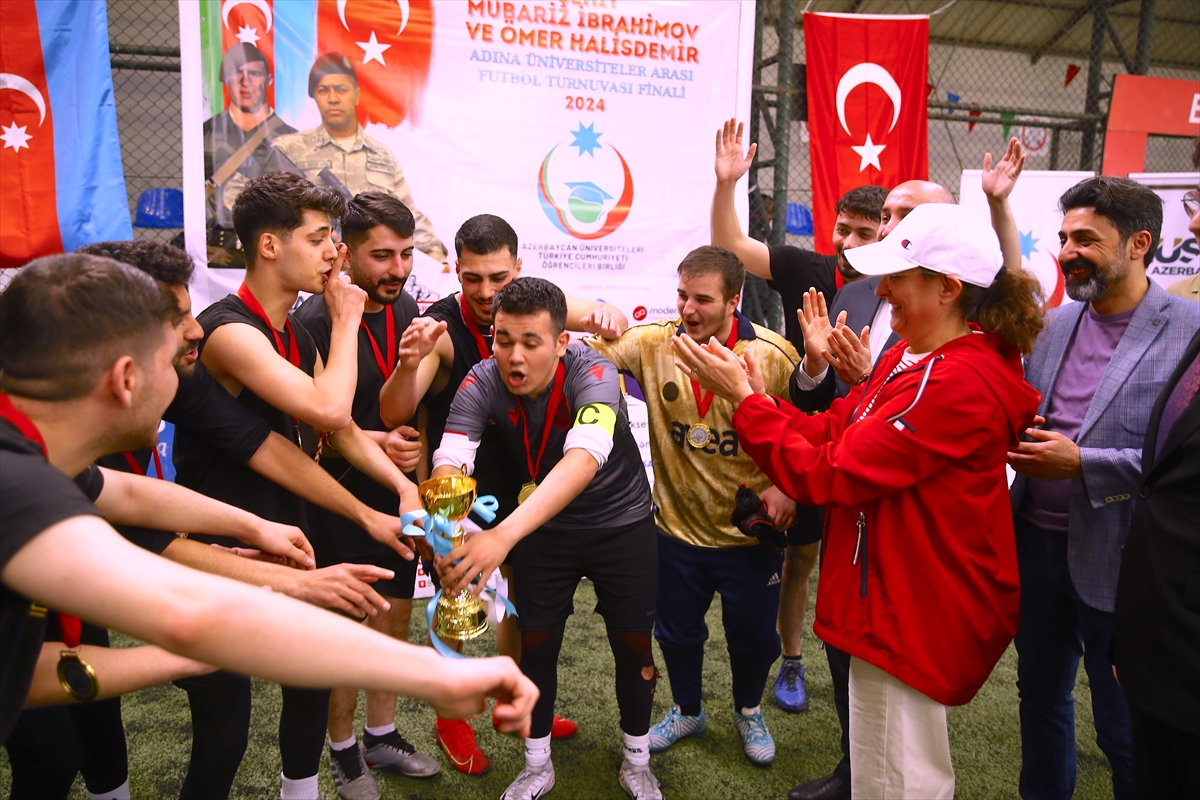 Azerbaycan'daki Türk öğrenciler, “İki Kahraman, Bir Turnuva” futbol turnuvasında mücadele etti