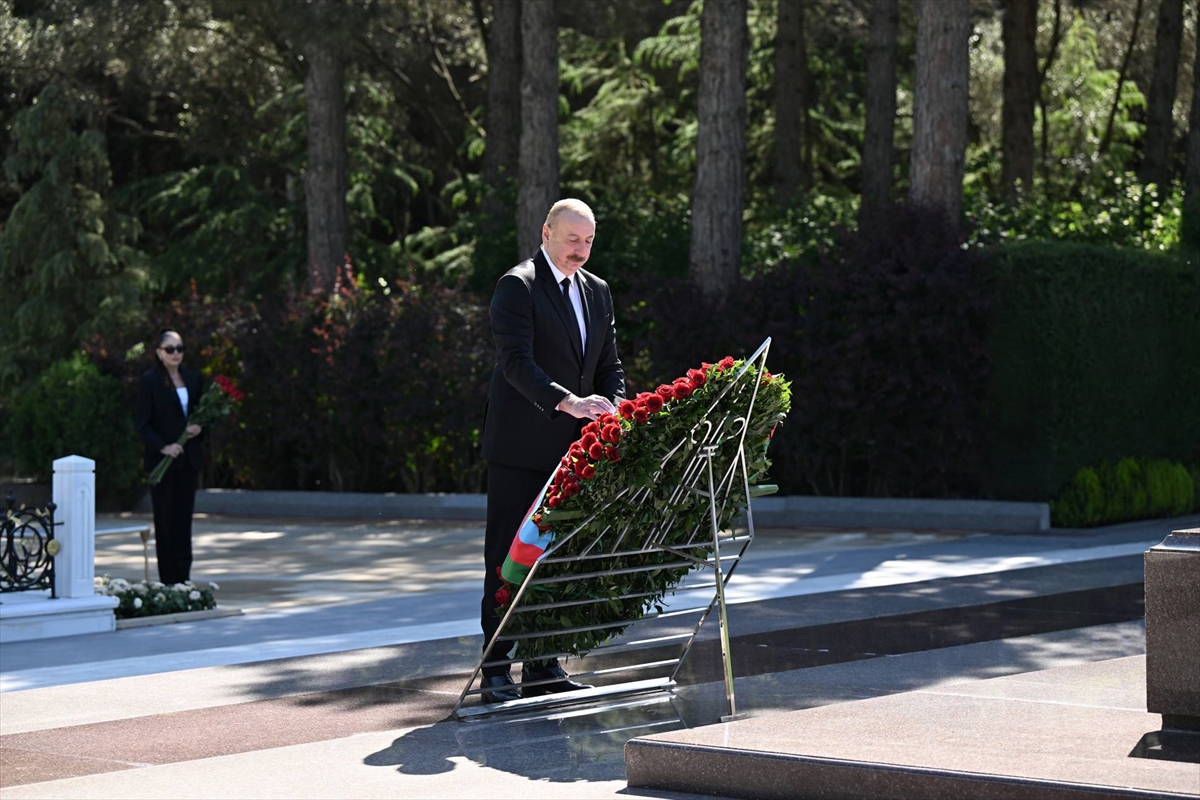Azerbaycan'ın ulusal lideri Haydar Aliyev doğumunun 101. yılında kabri başında anıldı