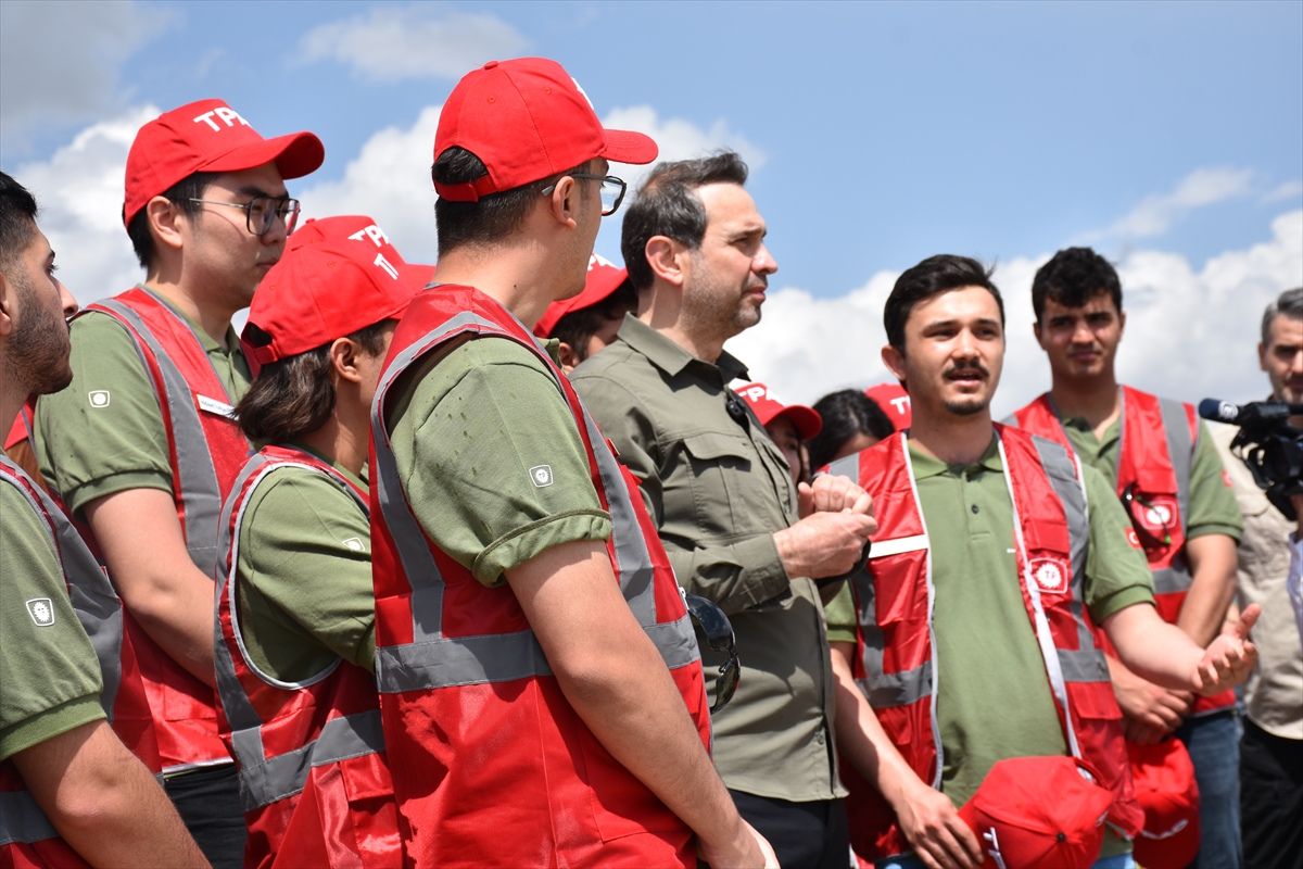 Bakan Bayraktar, geleceğin mühendisleriyle Gabar'da bir araya geldi: