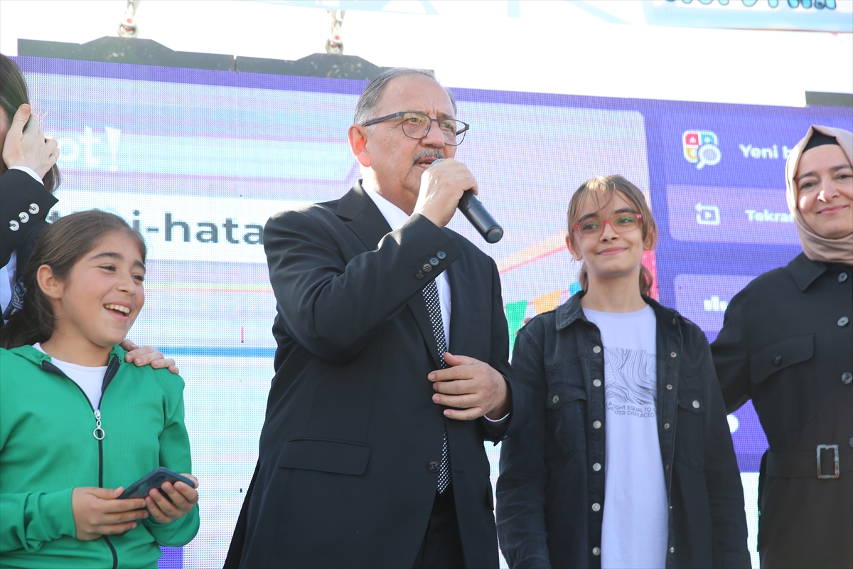 Bakan Özhaseki, Hatay'da konteyner kentteki çocuk şenliğine katıldı: