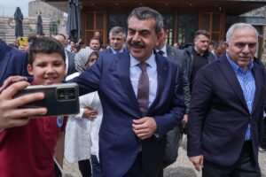 - "Türkçe ve yabancı dil de dahil olmak üzere, dil