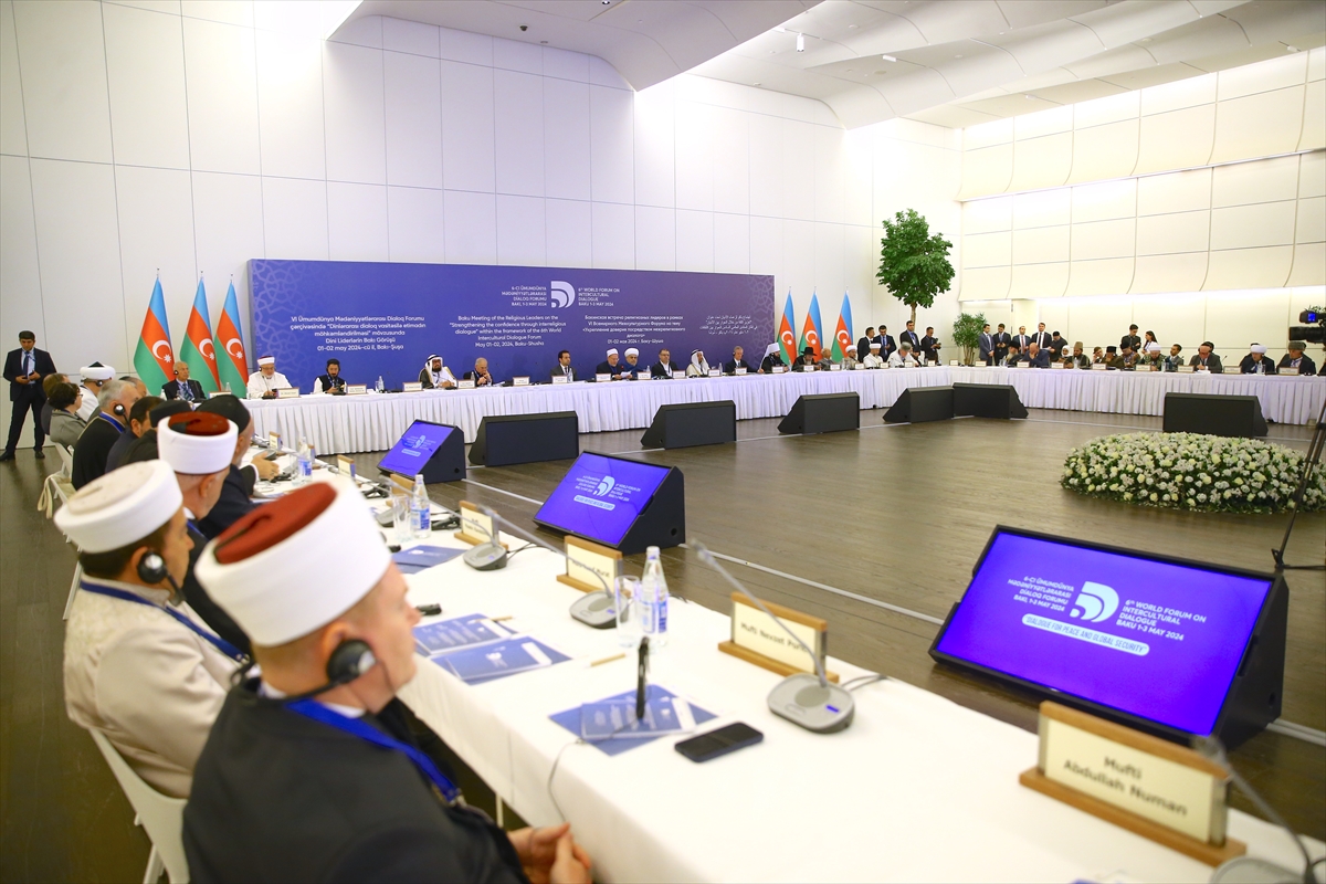 Bakü'de 38 ülkeden dini liderlerin katılımıyla toplantı yapıldı