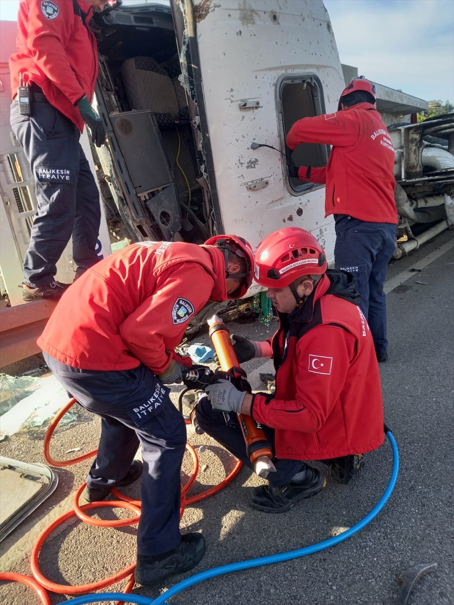 Balıkesir'de devrilen beton mikserinin sürücüsü hayatını kaybetti