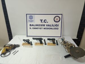 BALIKESİR (AA) – Balıkesir'in Edremit ilçesinde polisin düzenlediği operasyonda kurusıkı