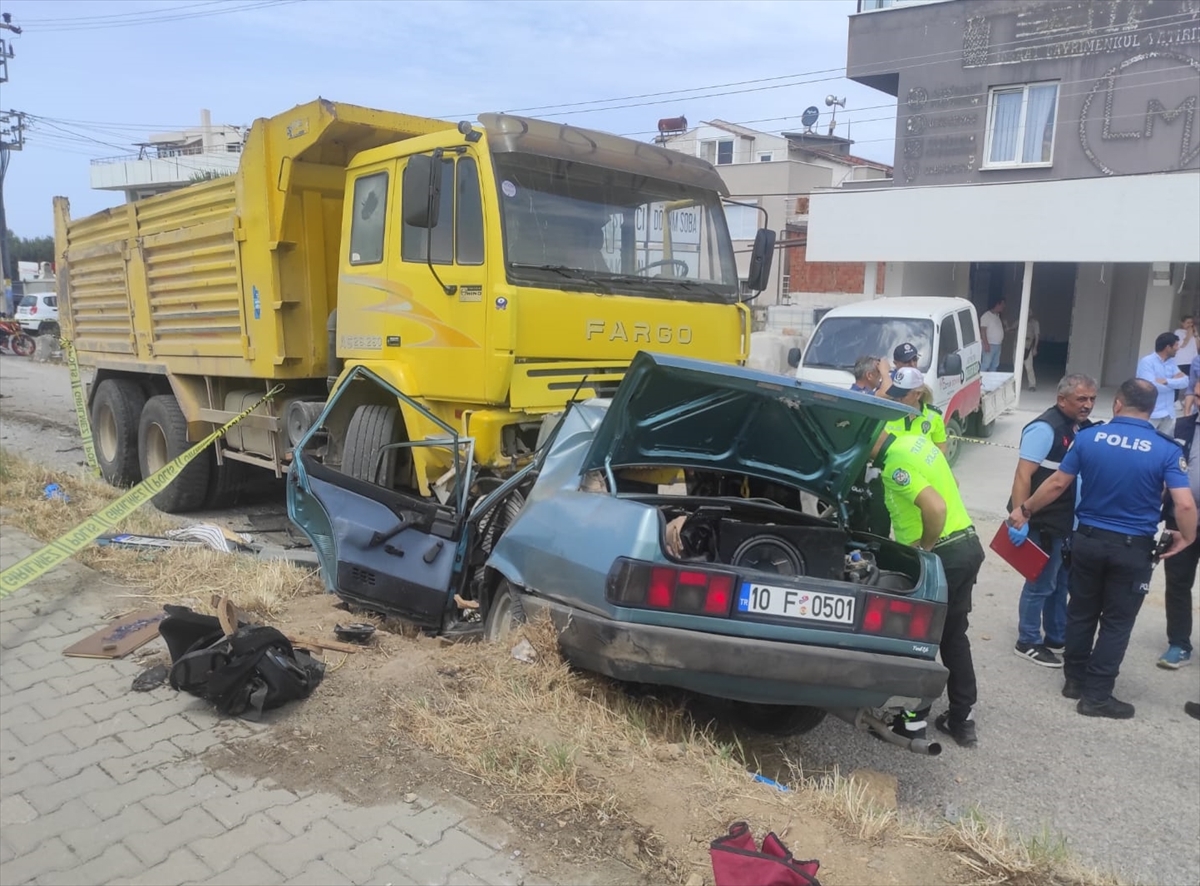 Balıkesir'de sürücüsü köpeğe vurmamak için manevra yapan otomobilin kamyona çarptığı kazada 3 kişi öldü