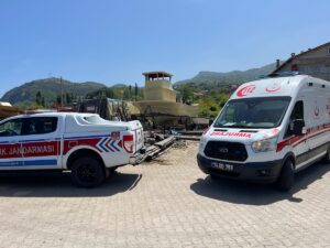 BARTIN (AA) – Bartın'ın Kurucaşile ilçesinde yaptırdıkları teknenin içinde yaktıkları