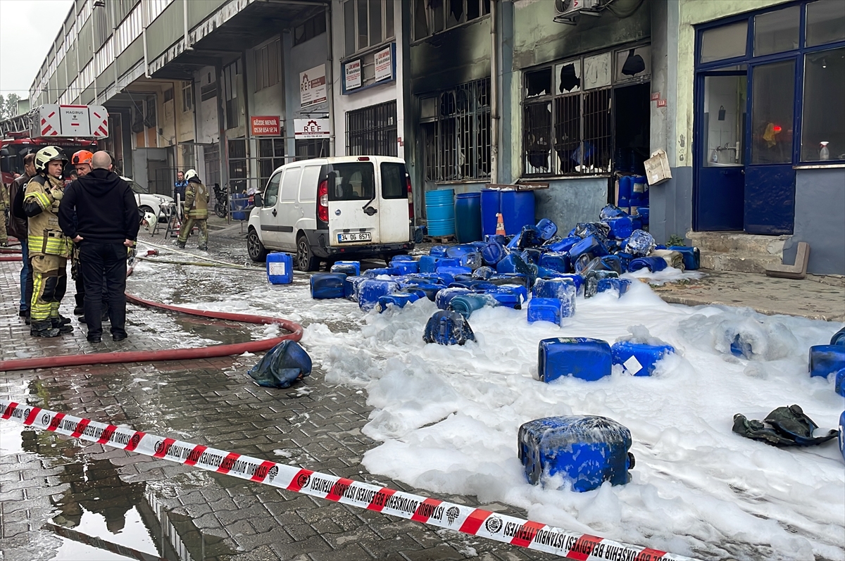 Başakşehir'de iş yerinde çıkan yangın söndürüldü