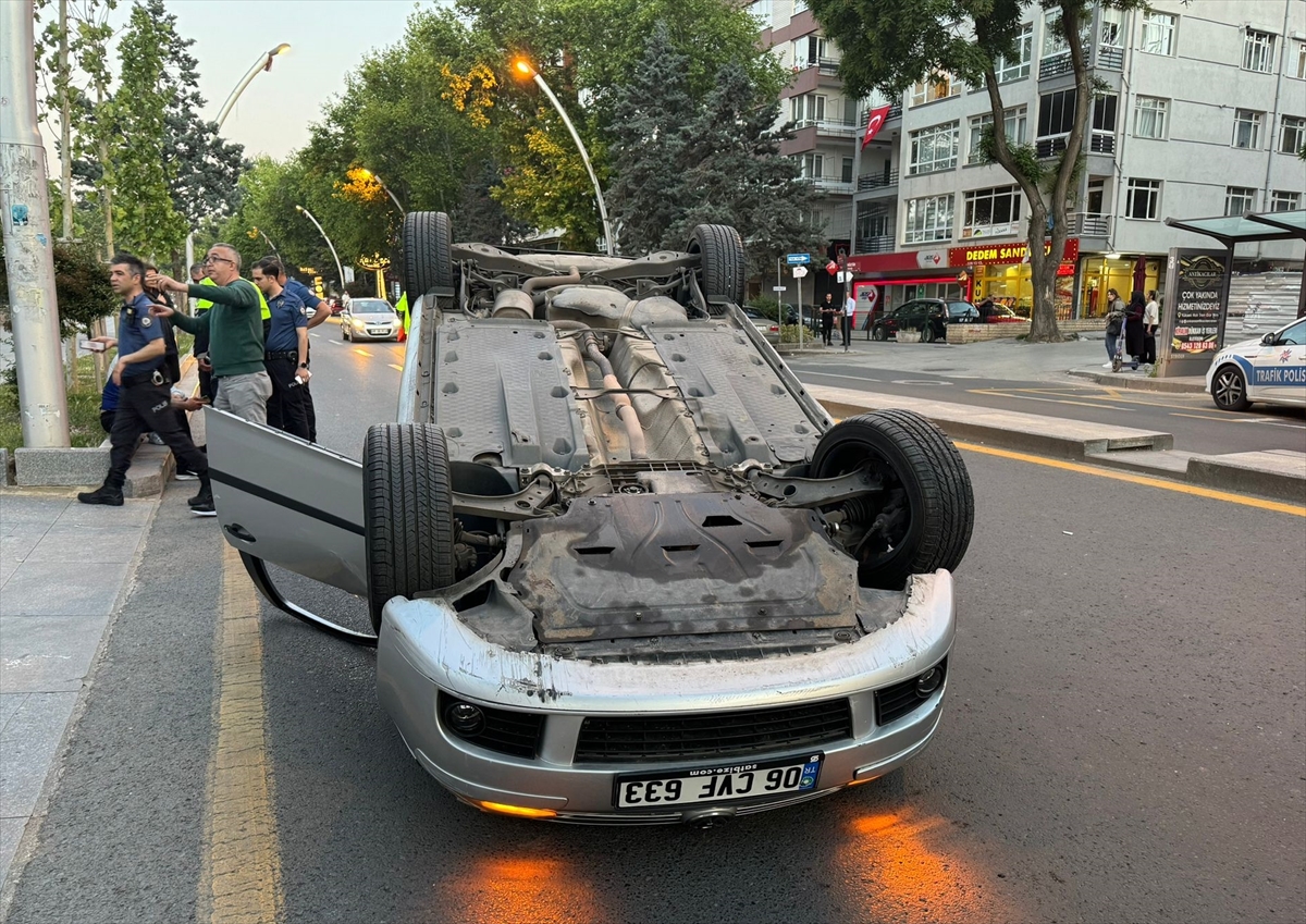 Başkentte direksiyon hakimiyetini kaybeden sürücü, bir otomobile çarpıp takla attı