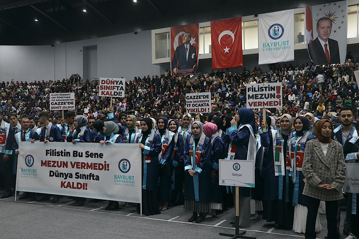 Bayburt Üniversitesi öğrencileri mezuniyet töreninde Filistin'e destek verdi