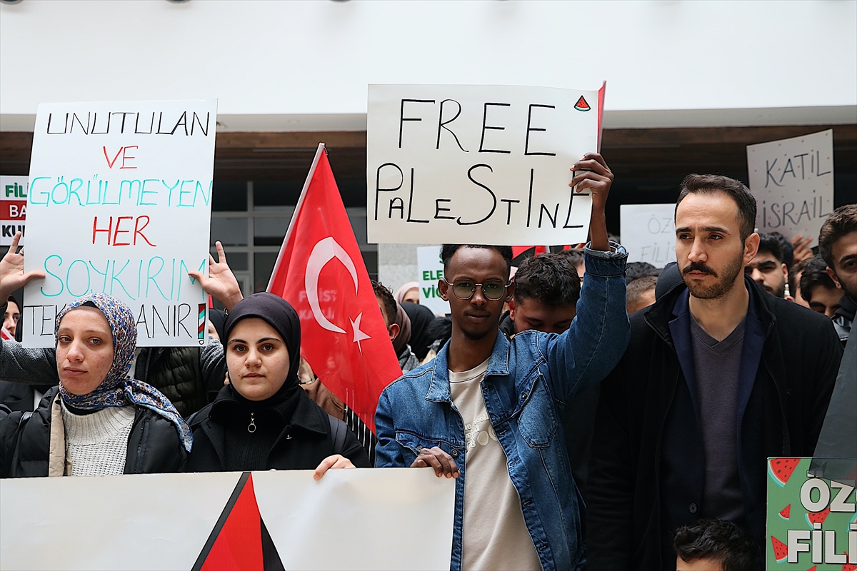 Bayburt'ta üniversite öğrencileri İsrail'in Gazze'ye yönelik saldırılarını protesto etti