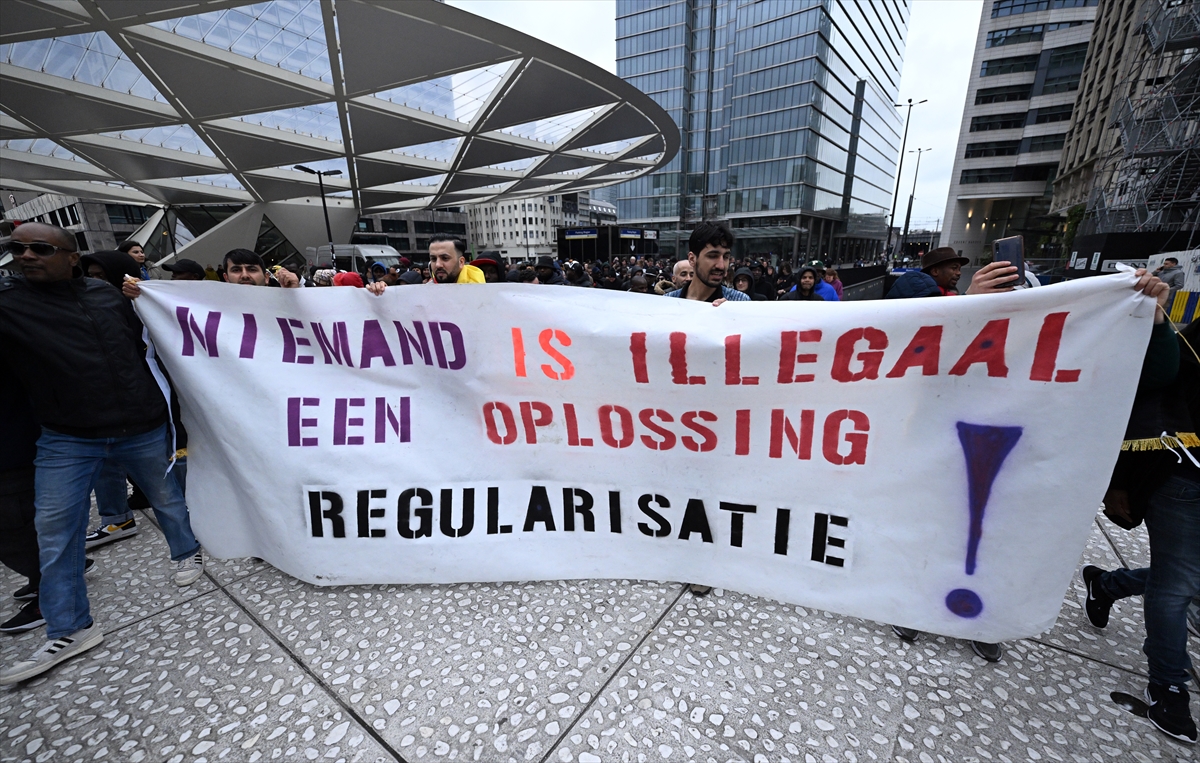 Belçika'da yıllardır yasal belgeleri olmadan yaşayan “kağıtsızlar” hükümeti protesto etti