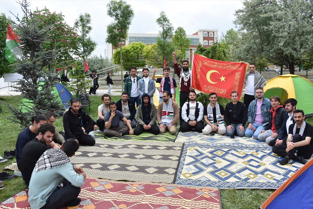 Bilecik'te üniversite öğrencileri Filistinlilere destek için oturma eyleminde