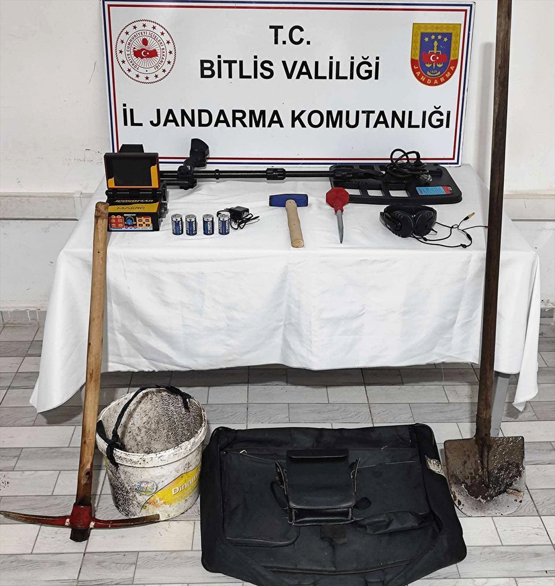 Bitlis'te kaçak kazı yapan 3 kişi fotokapana yakalandı