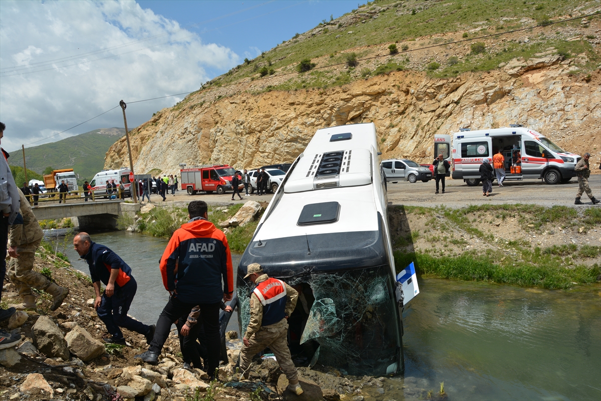 Bitlis'te yolcu otobüsünün dereye düşmesi sonucu 7 kişi yaralandı