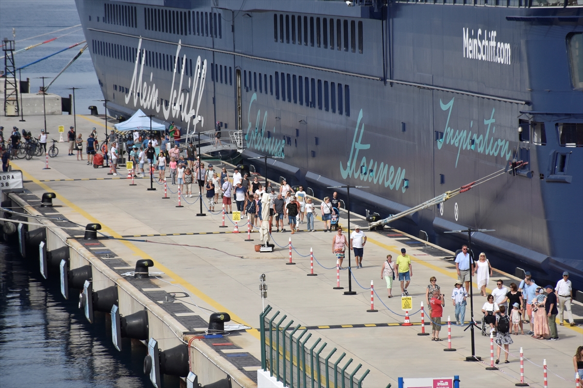 MUĞLA (AA) – Muğla'nın Bodrum ilçesine, "Mein Schiff 6" isimli