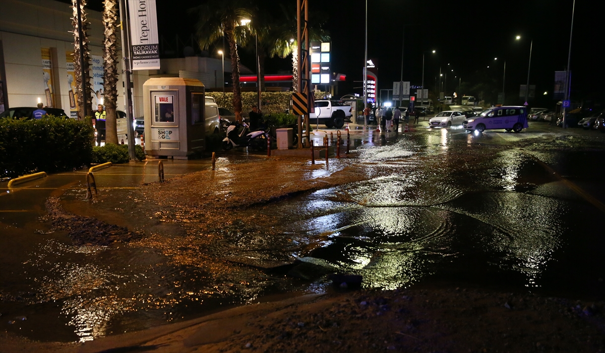 Bodrum'da içme suyu hattında patlama oldu, kara yolu trafiğe kapatıldı