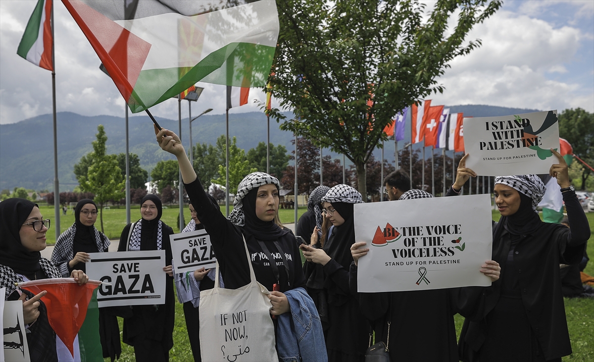 Bosna Hersek'te üniversite öğrencileri İsrail'in Gazze'ye saldırılarını protesto etti