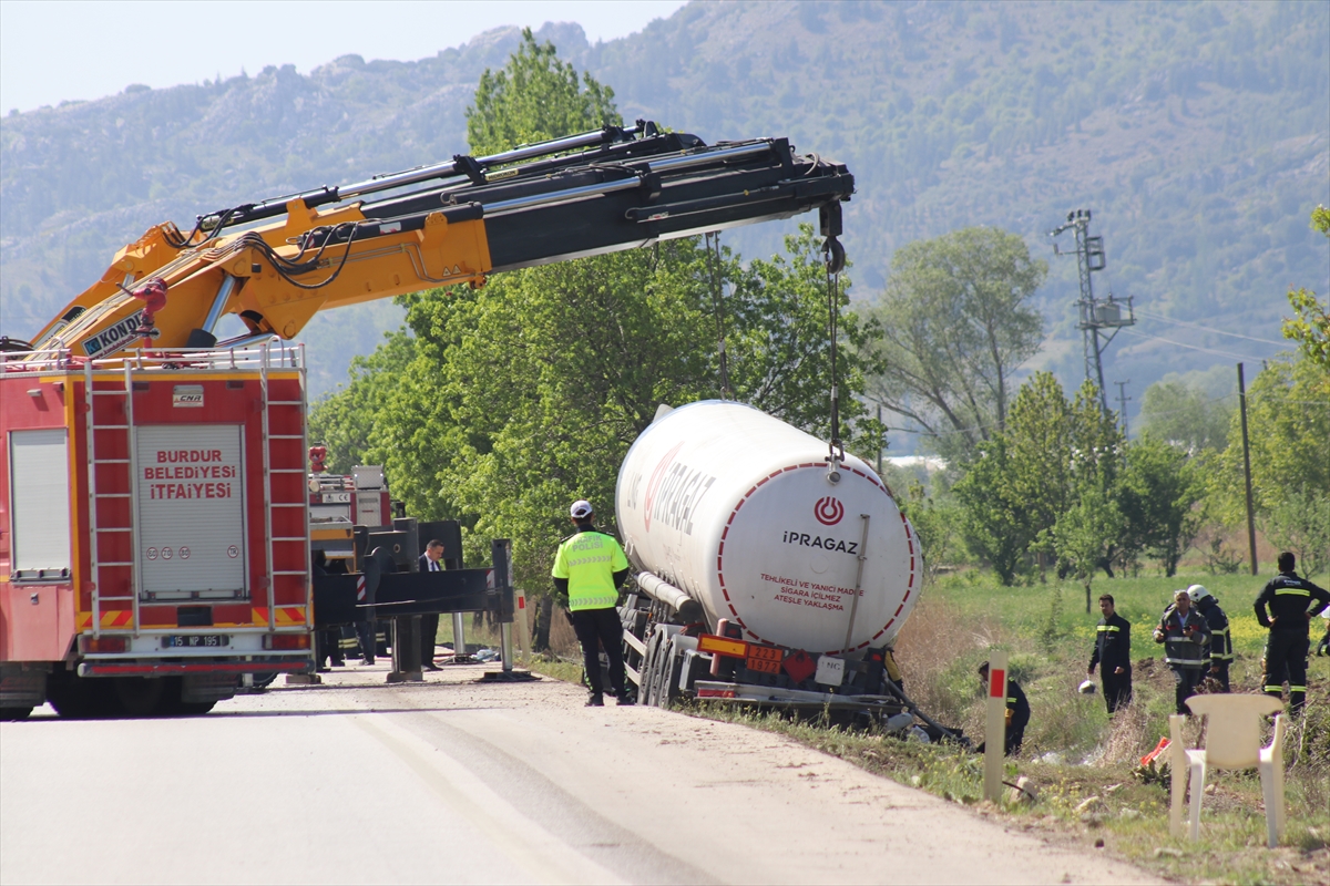 GÜNCELLEME – Burdur'da devrilen LNG yüklü tankerin yoldan kaldırılma çalışmaları sürüyor