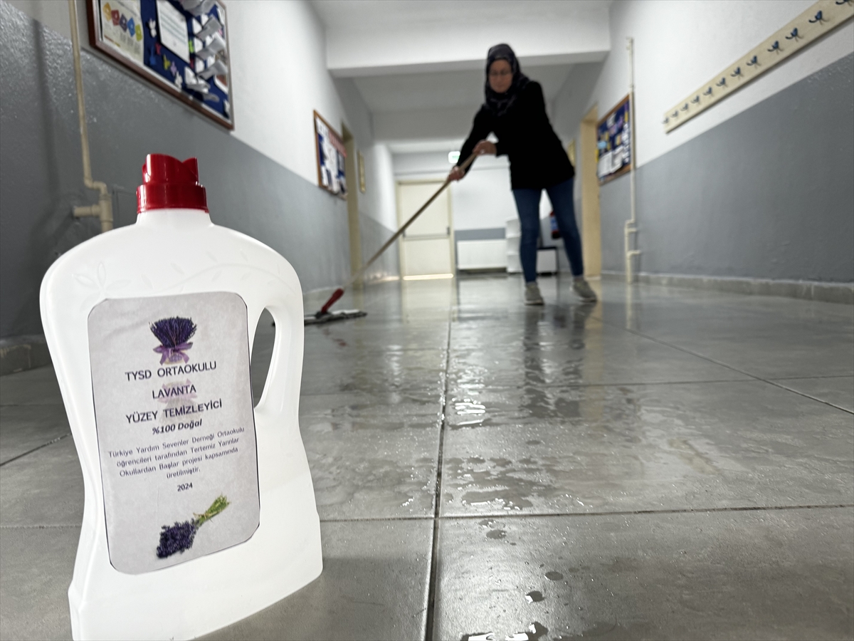 Burdur'da lavanta ve sirkeden ürettikleri doğal temizleyiciyle okulları temizleniyor