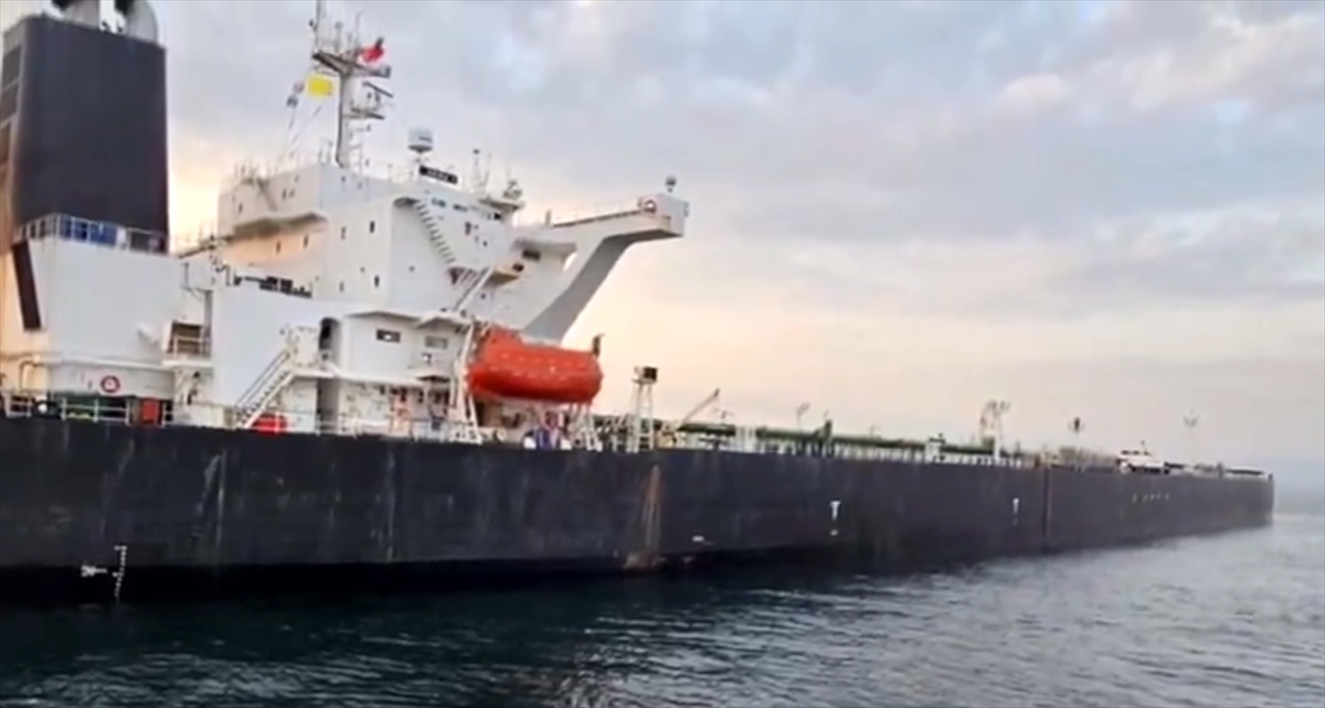 Çanakkale Boğazı'nda arızalanan tanker demirletildi