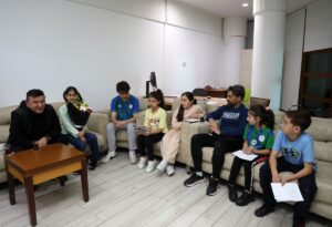 - "Yere daha sağlam basan, kendinden daha emin ve yüksek