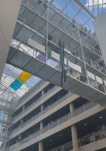 - Kampüste gösterinin yapıldığı alana giren polisler, pankartları ve Filistin