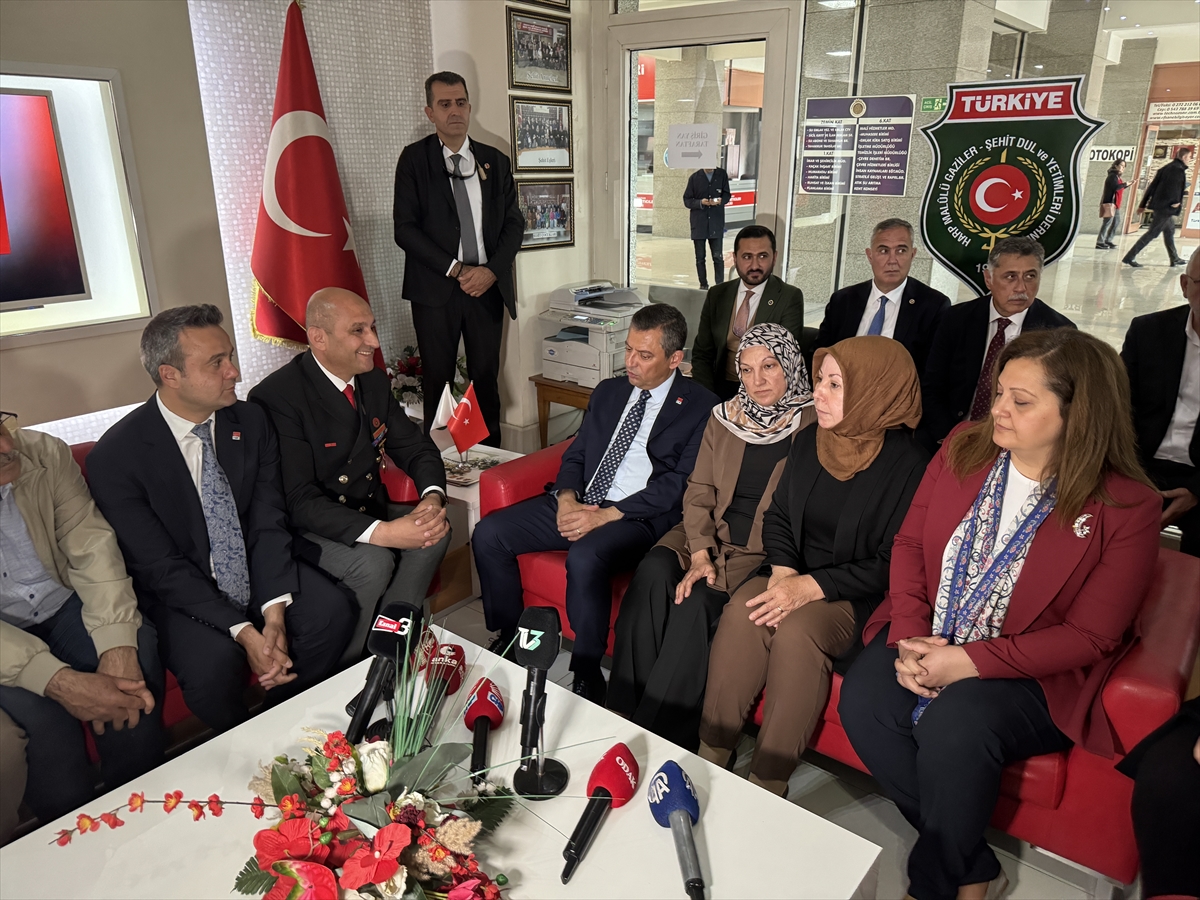 CHP Genel Başkanı Özel, Afyonkarahisar Belediyesi ziyaretinde konuştu